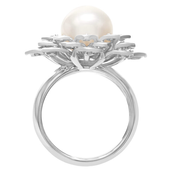 Sparkling diamond & pearl flower ring in 18k white gold. 0.39 carat in diamonds