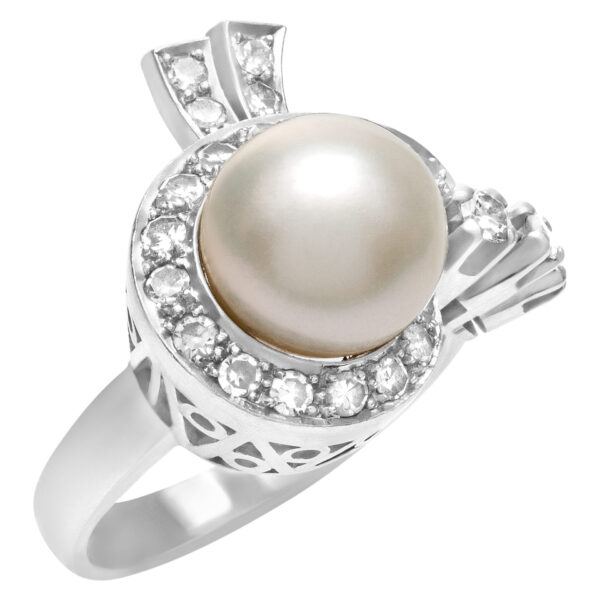 Platinum ring with center pearl and diamonds. 0.50cts in diamonds. 9.66mm pearl