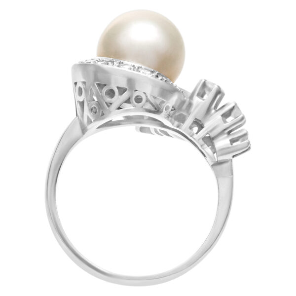 Platinum ring with center pearl and diamonds. 0.50cts in diamonds. 9.66mm pearl