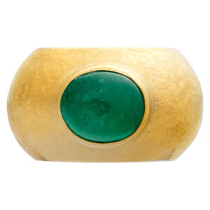 Elegant emerald ring in 18k yellow gold. 2.00 carats cabochon emerald