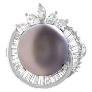 Lustrous black tahitian pearl ring in 18k white gold. 1.00cts in diamonds