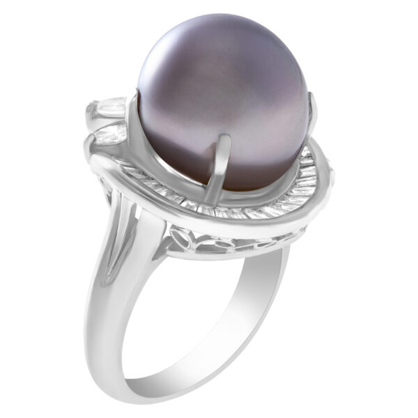 Lustrous black tahitian pearl ring in 18k white gold. 1.00cts in diamonds