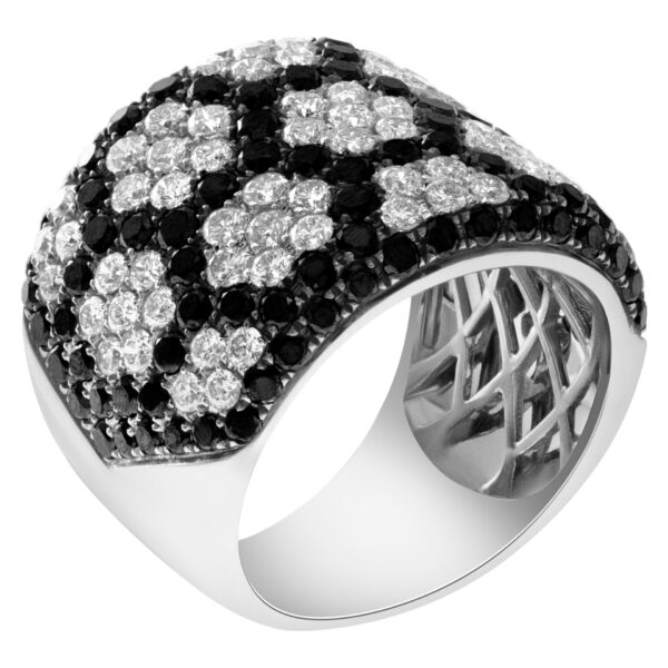 White diamond flower ring in 18k white gold. 3.00 cts in diamonds. Size 5.