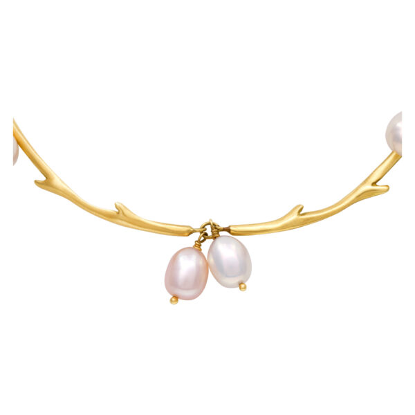 Elegant Iridesse necklace in 18k gold with pearls