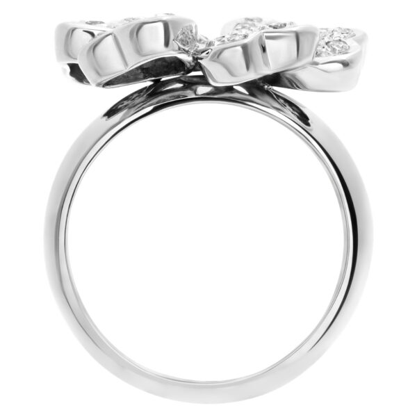 Diamond flower ring in 18k white gold