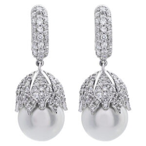 Elegant acorn shaped pearl earings with 4.82 carats in round cut diamonds set in 18k white gold