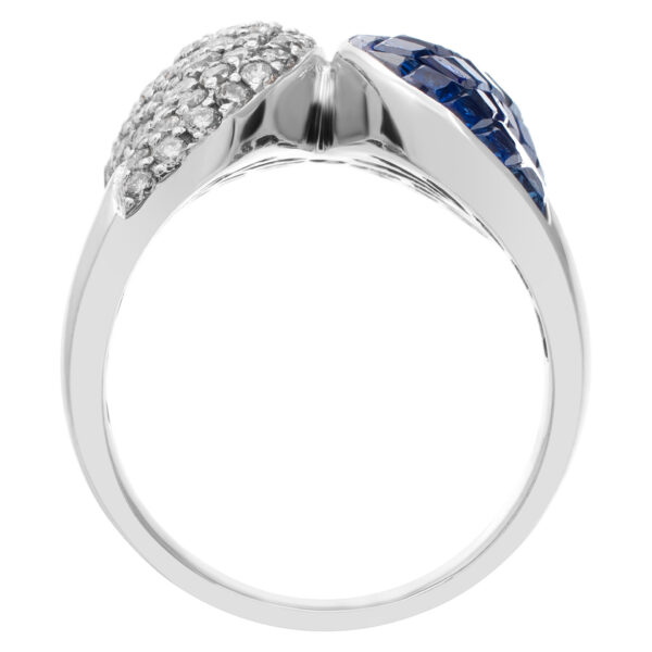 Diamond and sapphire swirl ring in 18k white gold, 1.05cts in diamonds