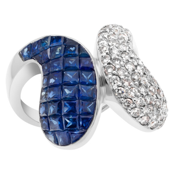 Diamond and sapphire swirl ring in 18k white gold, 1.05cts in diamonds