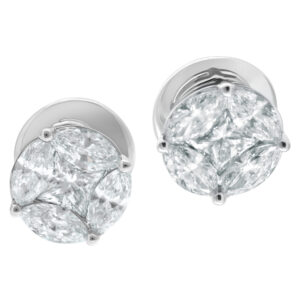 Round diamond studs in 18k white gold with 2 carat in diamonds