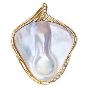 Mother of pearl pin in 14k gold with diamond accents