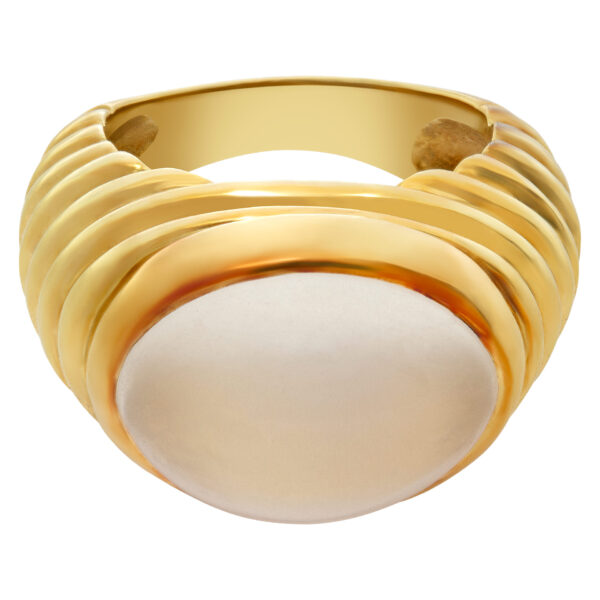 Beautiful gray "Moonstone" ring set in 18k yellow ribbed gold.