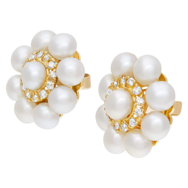 Elegant pair of  pearl earrings with diamonds accents, set in 18K yellow gold. 20mm diameter.