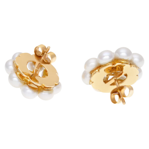 Elegant pair of  pearl earrings with diamonds accents, set in 18K yellow gold. 20mm diameter.