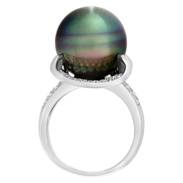 Diamond and Tahitian pearl ring with 2.29 carats in round cut diamonds