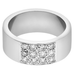 Mens diamond ring in 18k white gold w/ approx. 0.48 carats in diamonds. 9 mm width