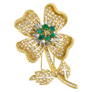 Flower brooch in 18k yellow gold with emeralds and diamonds