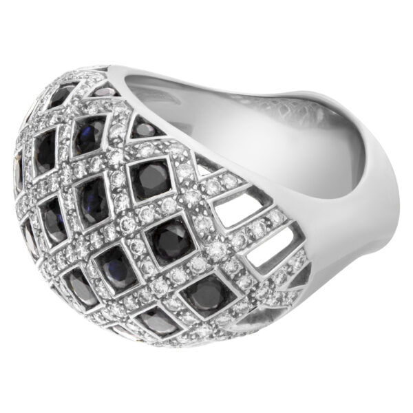 Diamond and sapphire ring in 18k white gold