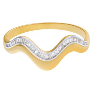 Diamond wave bangle in 18k