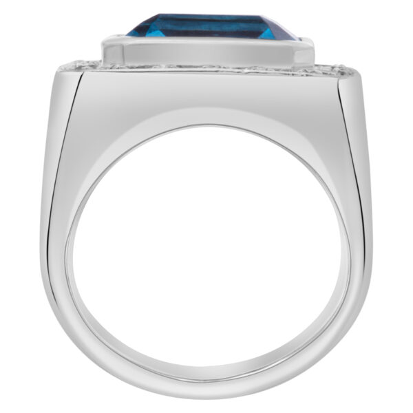 Blue topaz ring in 18k white gold with diamonds