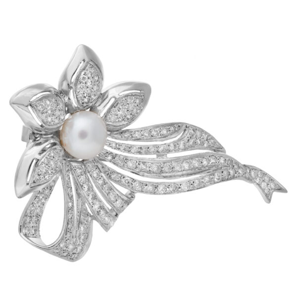 A magnificent flower brooch in 18k white gold