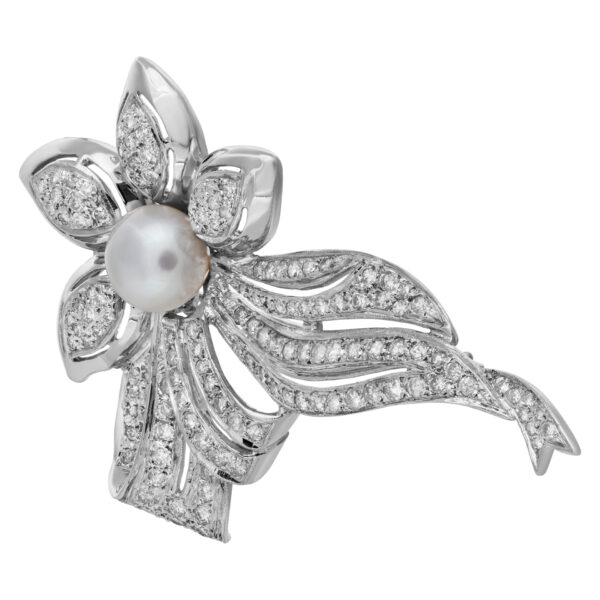 A magnificent flower brooch in 18k white gold