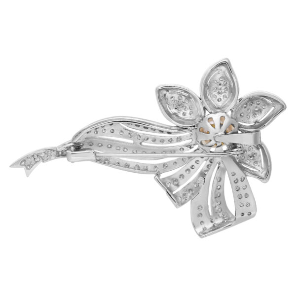 A magnificent flower brooch in 18k white gold