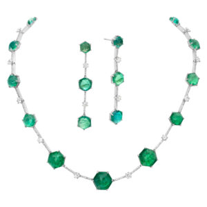 Beautiful 18k white gold diamond and emerald earring and necklace set