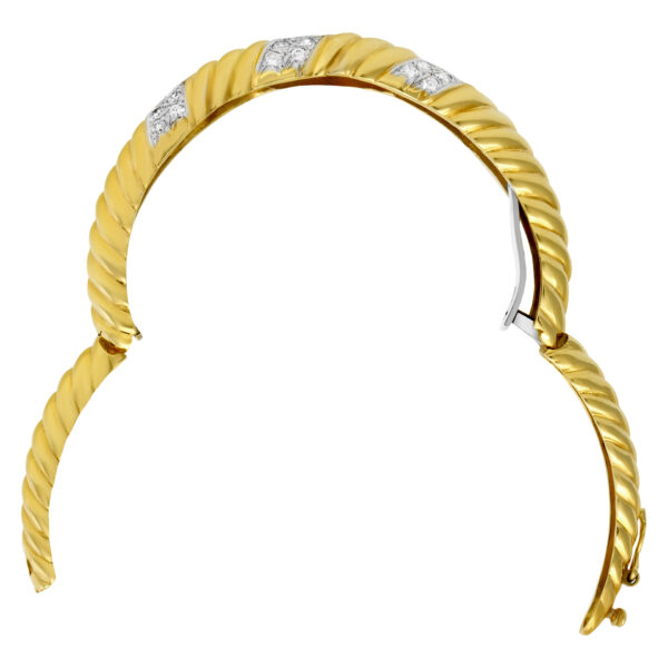 Diamond bangle in 18k yellow gold