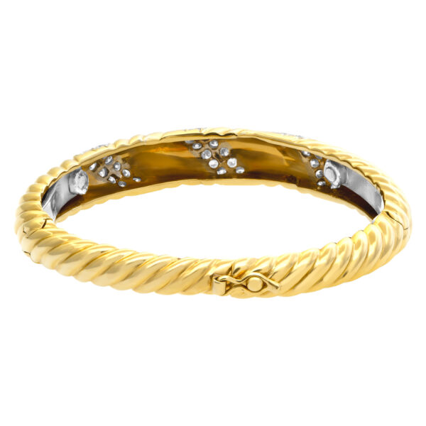 Diamond bangle in 18k yellow gold