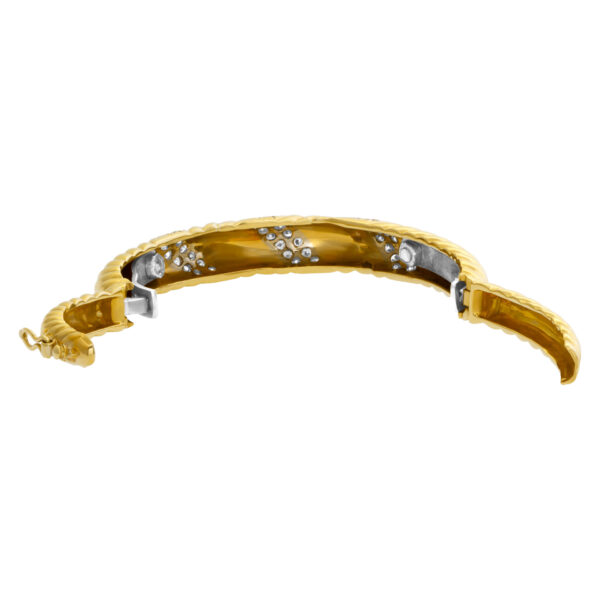 Diamond bangle in 18k yellow gold