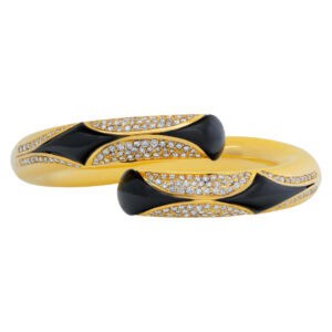 Ravishing Pave diamond and onyx bangle in 18k yellow gold