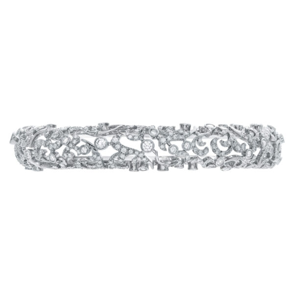 Remarkable diamond bangle in 18k white gold with 4.13 carats in diamonds