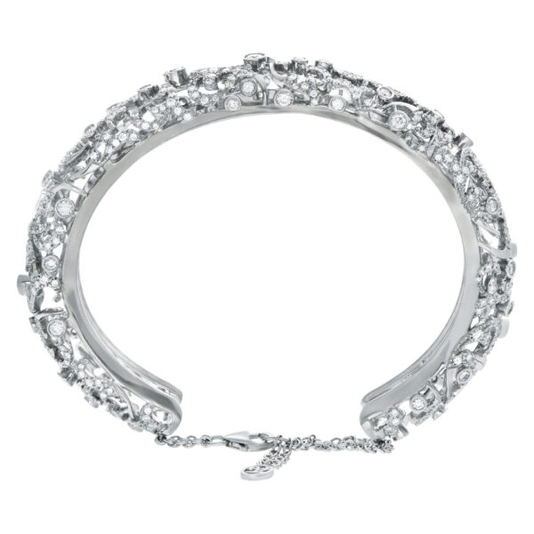 Remarkable diamond bangle in 18k white gold with 4.13 carats in diamonds