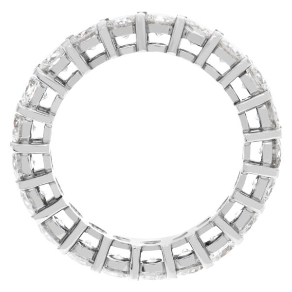 Diamond eternity band in platinum with 2.72 carats in diamonds