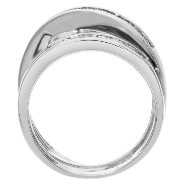 Diamond ring in 18k white gold