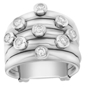 Ring in 18k white gold with diamond accents