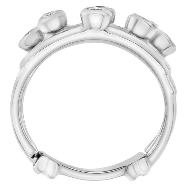 Ring in 18k white gold with diamond accents