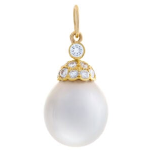 Pearl pendant with diamond accents in 18k yellow gold