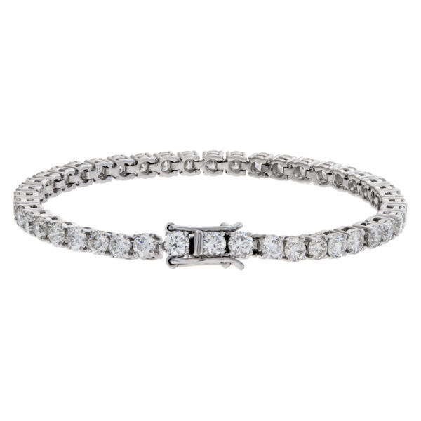 Sparkling line diamonds bracelet with over 5 carats full cut round brilliant diamonds set in 18k white gold.