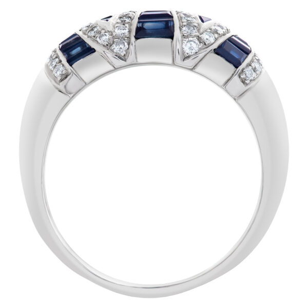 Sapphire and diamond ring in 18k white gold