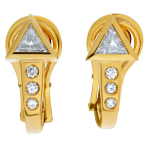 Earrings and ring set with trillons and full cut round brilliants diamonds in 18k yellow gold. Diamonds approximately total weight: 1 cara