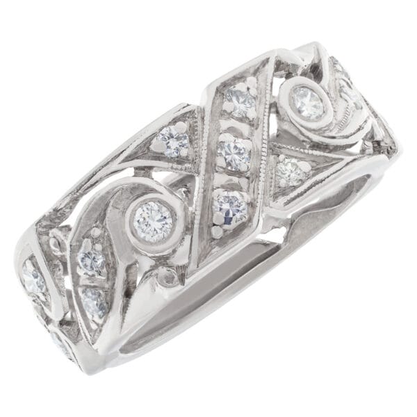 Magical x-design pavé diamond ring in 14k white gold. 0.50 carats. Size 5.5