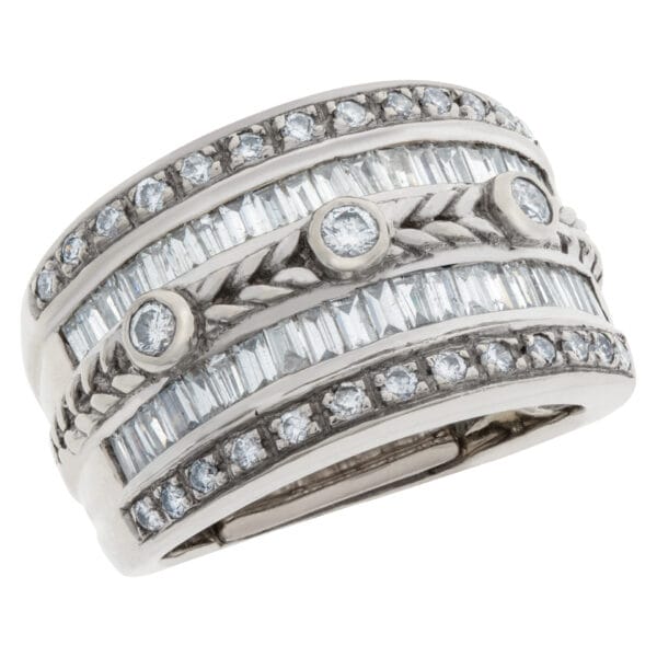 Beautiful 18k white gold ring with app. 1.25 carats in round and baguette diamonds