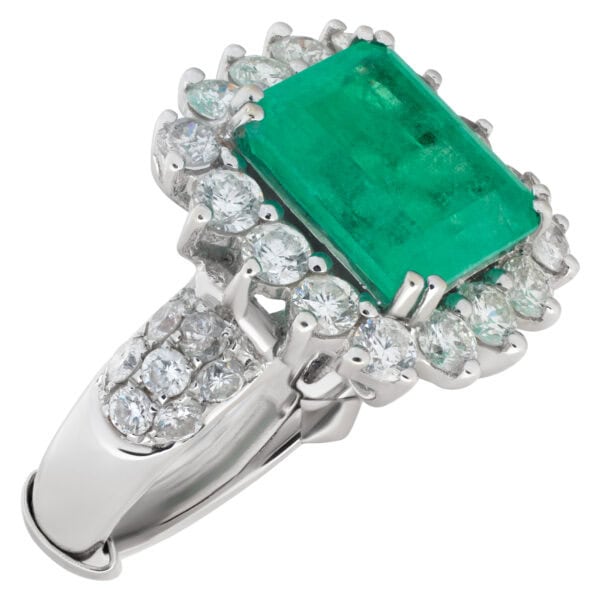 Emerald and diamond ring in 18k white gold