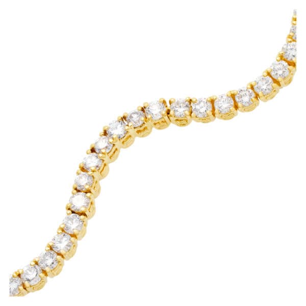 Sparkling diamond necklace with over 8 carats full cut round brlliant diamonds set in 18K yellow gold