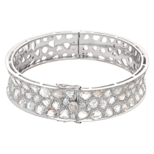 Bangle in 18k white gold with rose cut diamonds